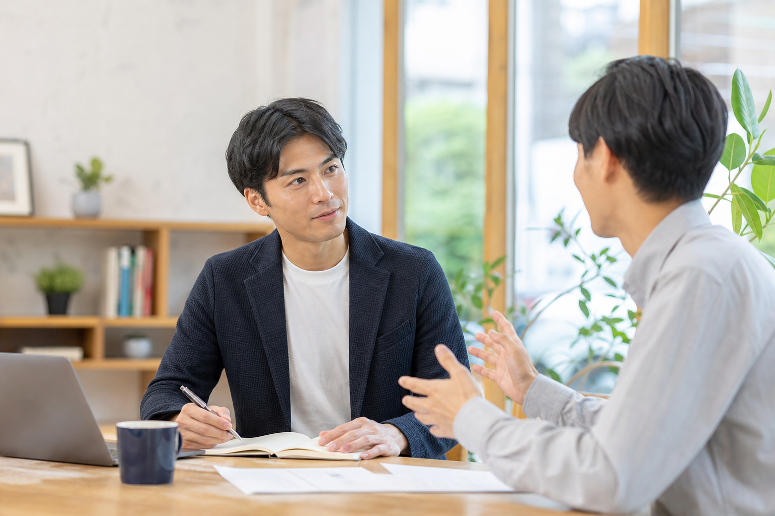お客様の話を聞く日本人営業社員